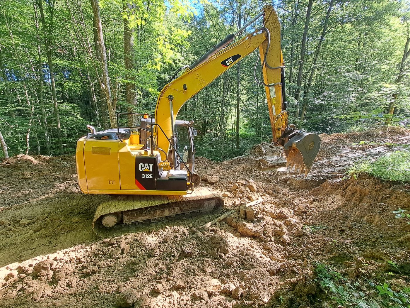 CAT 312 E pásové rýpadlo pri výkopových prácach
