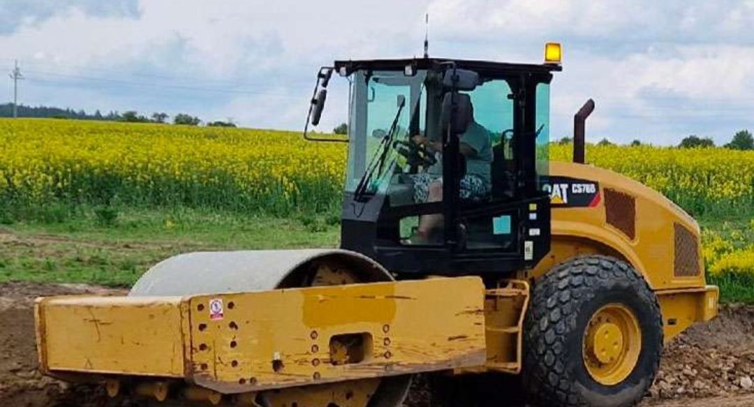 CAT CS78B zemný valec